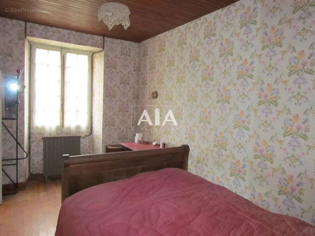 Maison à LES ADJOTS