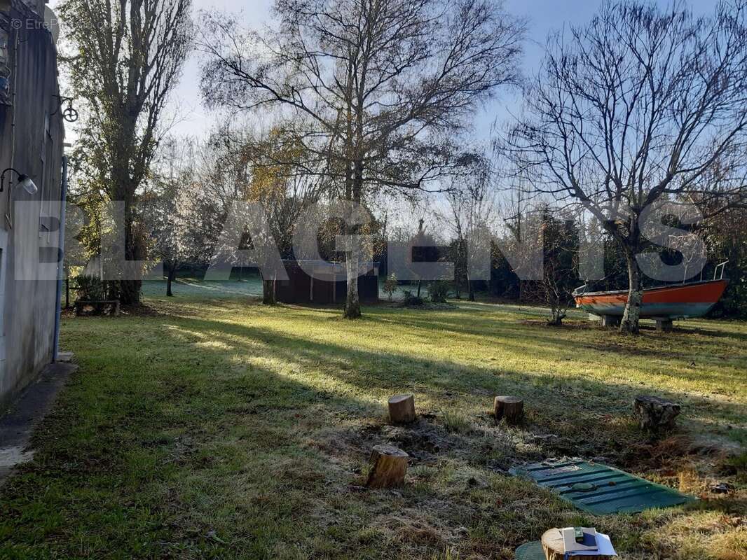 maison bourg jardin re MR BOURIE - Maison à BOURG