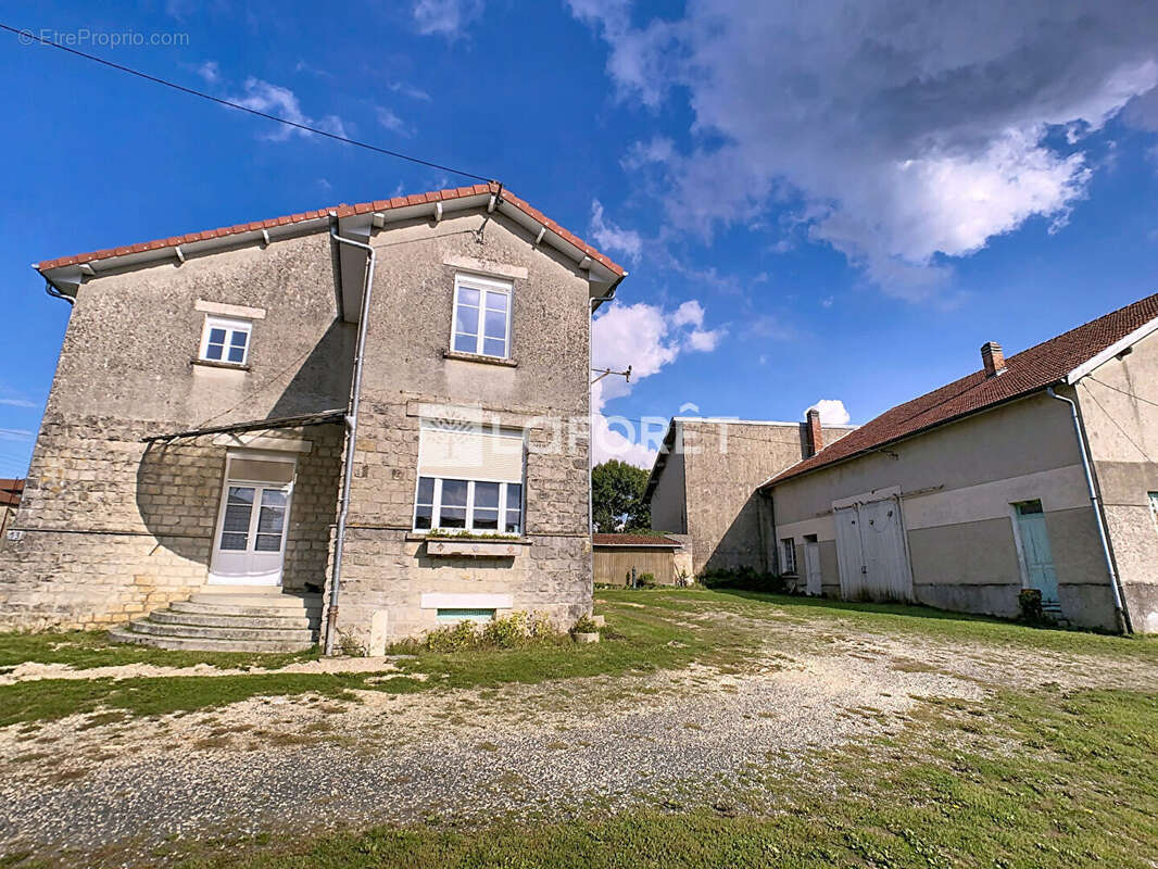 Maison à LES CHARMONTOIS