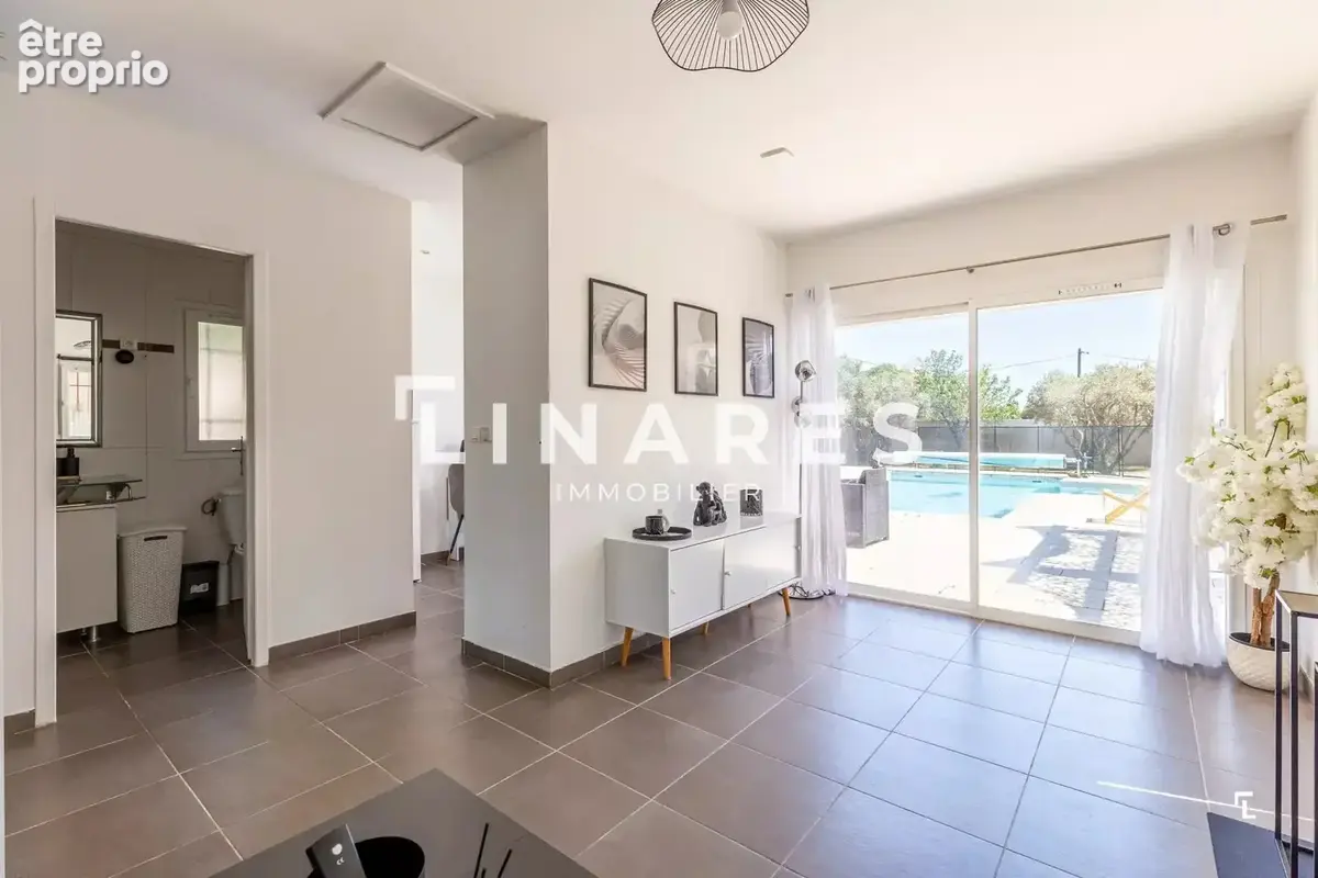 LA VILLA DE L’ÉTANG - Villa T5 de 170m2 -  Jardin de 1760m2 - Dépendance - 13800 ISTRES - photo 17