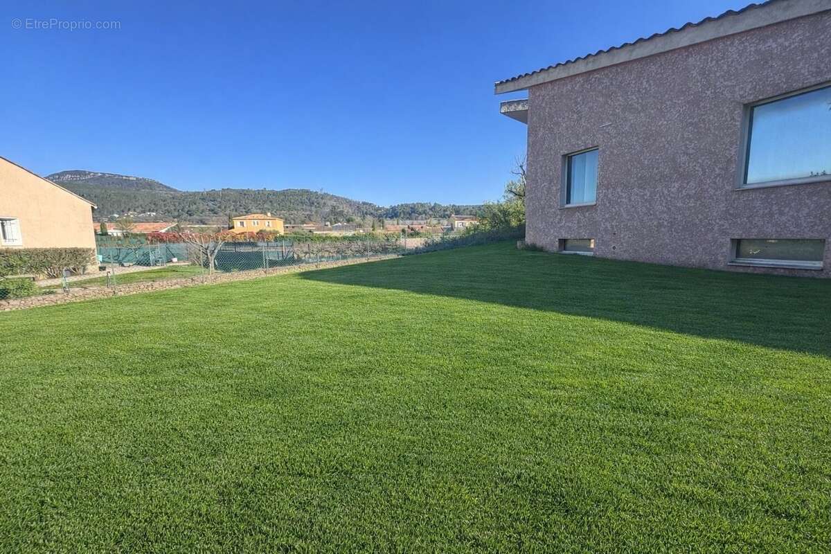 Commerce à BESSE-SUR-ISSOLE