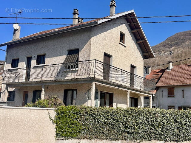 Maison à MONTAGNIEU