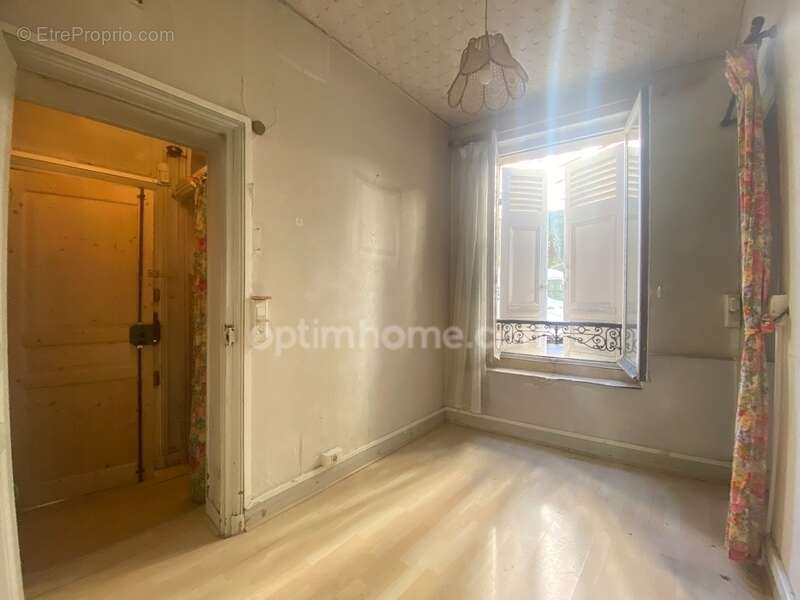 Belleville : 2 pièces de 22 m² à rénover – Fort potentiel ! - photo 3