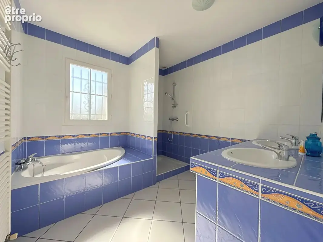 PROCHE COMMERCES - Maison de plain pied avec garage & jardin - photo 8
