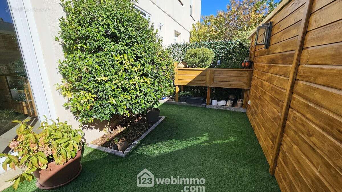 Voici une première terrasse sans vis à vis!