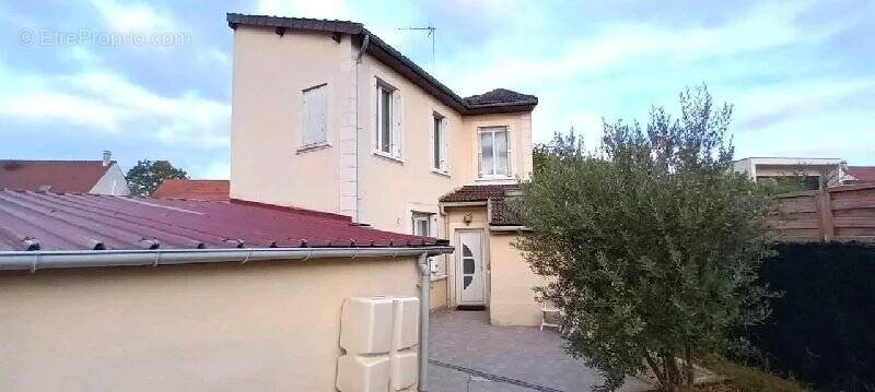 Maison à SAINTE-GENEVIEVE-DES-BOIS