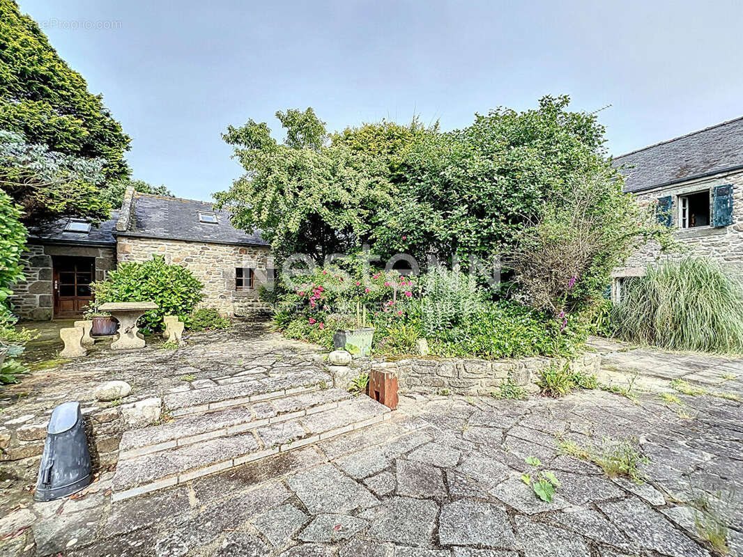 Maison à LAMPAUL-PLOUARZEL