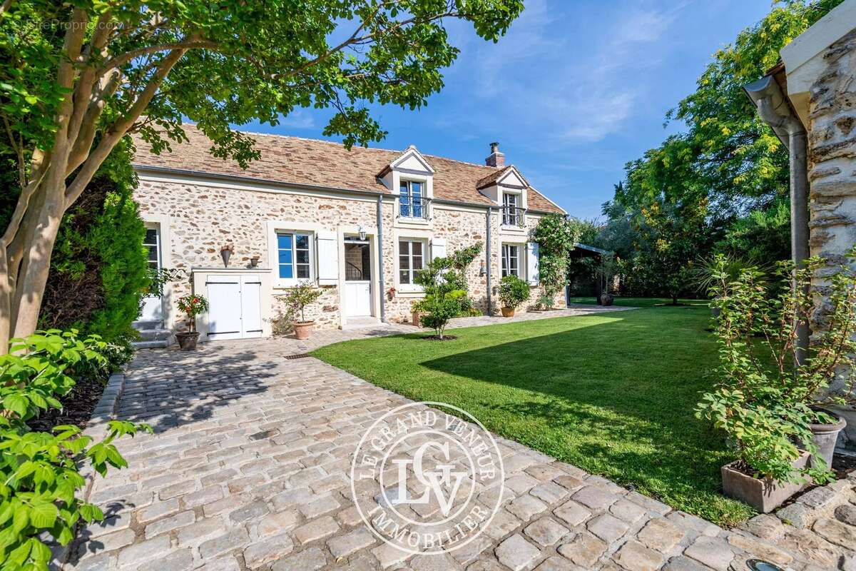 Proche barbizon - propriété traditionnelle et dépendance - 4 chambres - garage double - cave - piscine - jardin paysager - photo 9