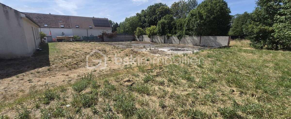 Terrain constructible de 715m² viabilisé - photo 3