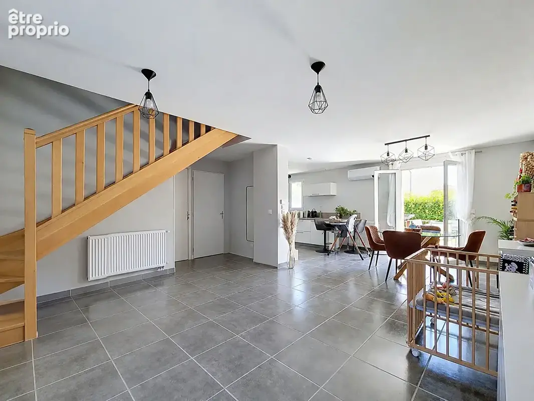 Civrieux, Maison moderne de 3 chambres avec jardin et garage - photo 2