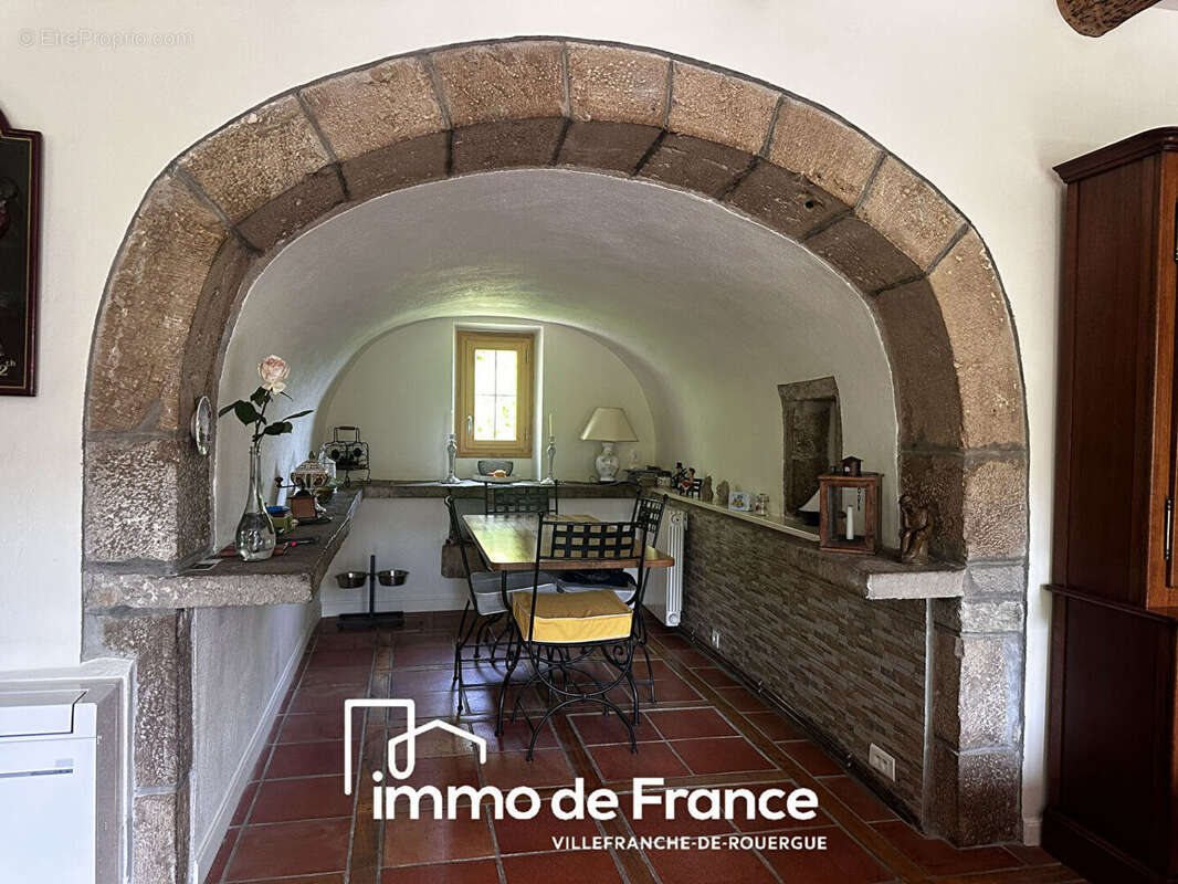 Propriété Villefranche de Rouergue, 168 m², 4 chambres, nombreuses dépendances sur 3816 m² de terrain clos attenant - photo 7