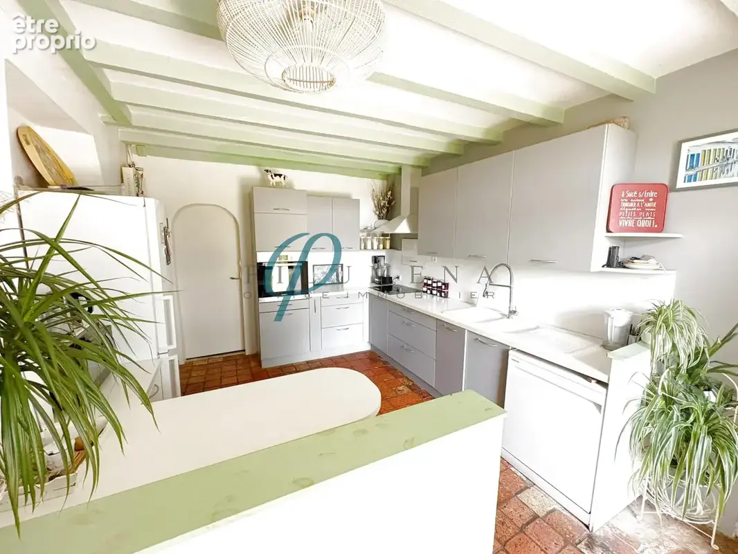 À vendre, Magnifique Manoir au Charme Indéniable de 254m2 avec dépendances et une entrée indépendante. - photo 5
