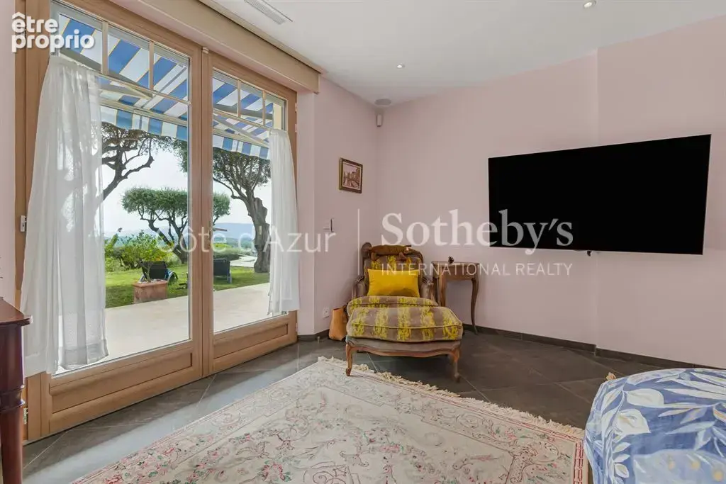 Grasse, vaste propriété familiale avec deux maisons, piscine à débordement et vue mer - photo 10