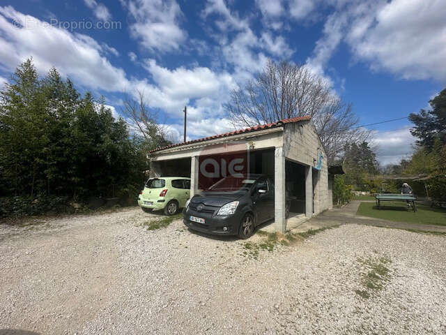 A.I.E.: Grande maison à rénover entièrement sur une parcelle de plus de 1200 m2 - photo 2