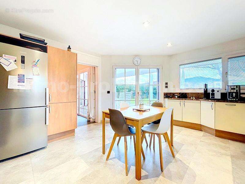 Maison_Ambilly_secteur_calme_7_pièces_rare_Atypique_Récente_frontière_Suisse_Genève_Tram_ceva_bus_SUPERBE_BEAUX_VOLUMES_FRONTALIERS_salon_séjour_cuisine_séparée_entrée_espace - Maison à AMBILLY