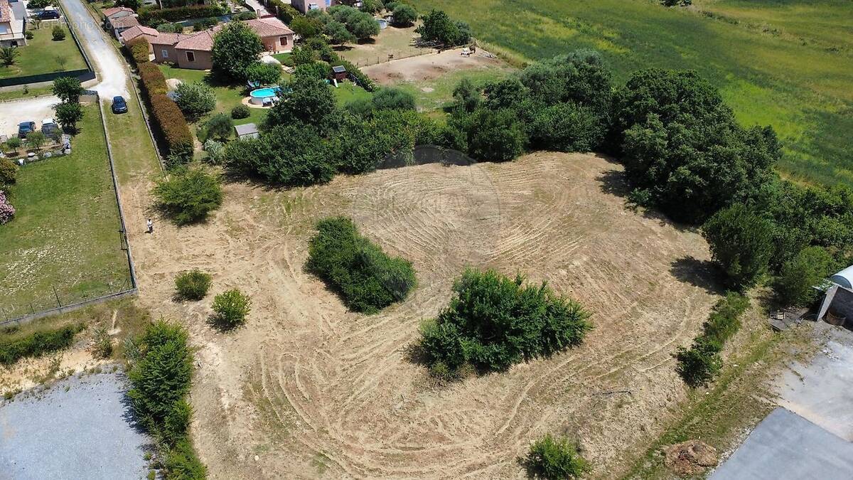 Terrain à SAINT-HILAIRE-DE-BRETHMAS