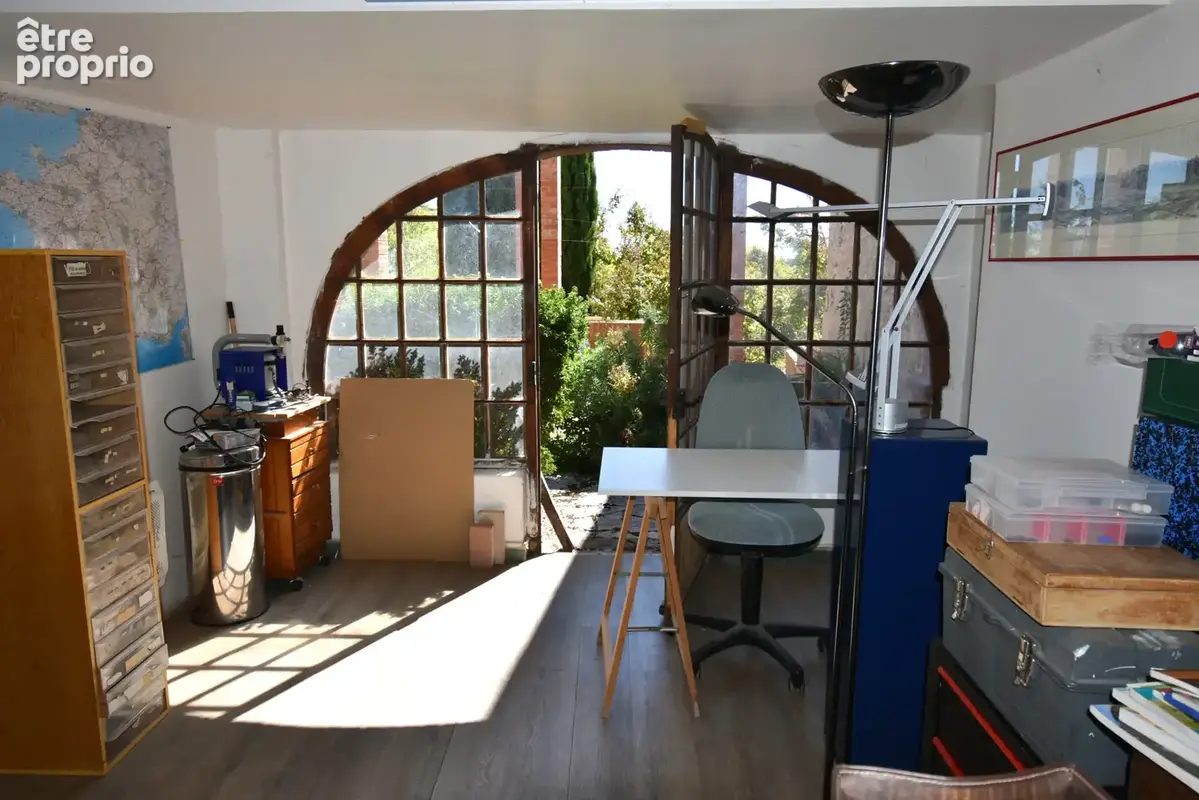Maison de maître atypique avec maison secondaire, piscine et jardin. - photo 18