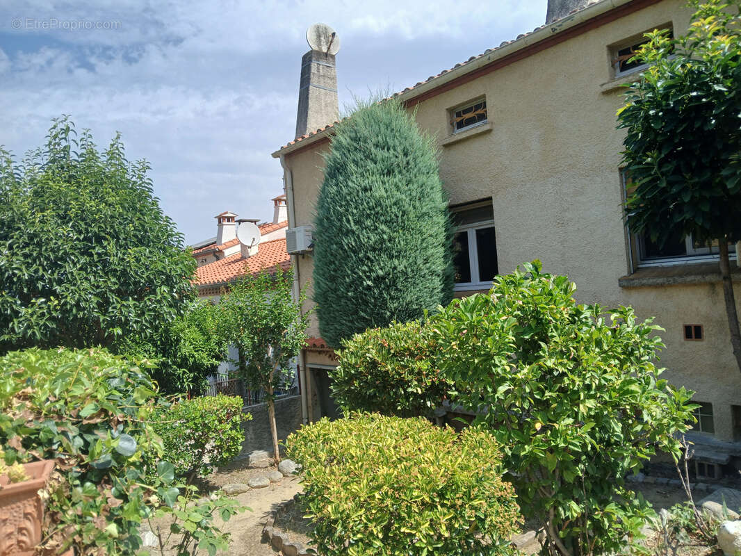 Villa sur 3 faces , 3 niveaux, 5 chambres , 2 bains, jardin , garage et parking. - photo 16