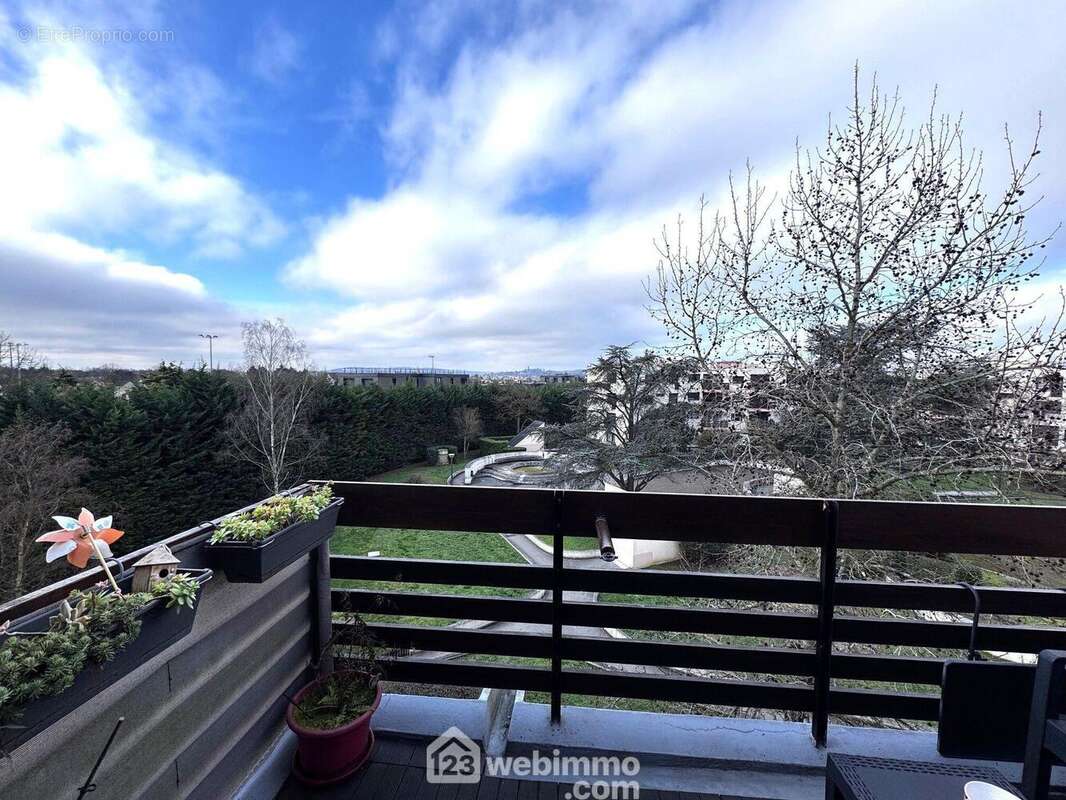 Voici la vue totalement dégagée, exposition OUEST - Appartement à SAINT-MICHEL-SUR-ORGE