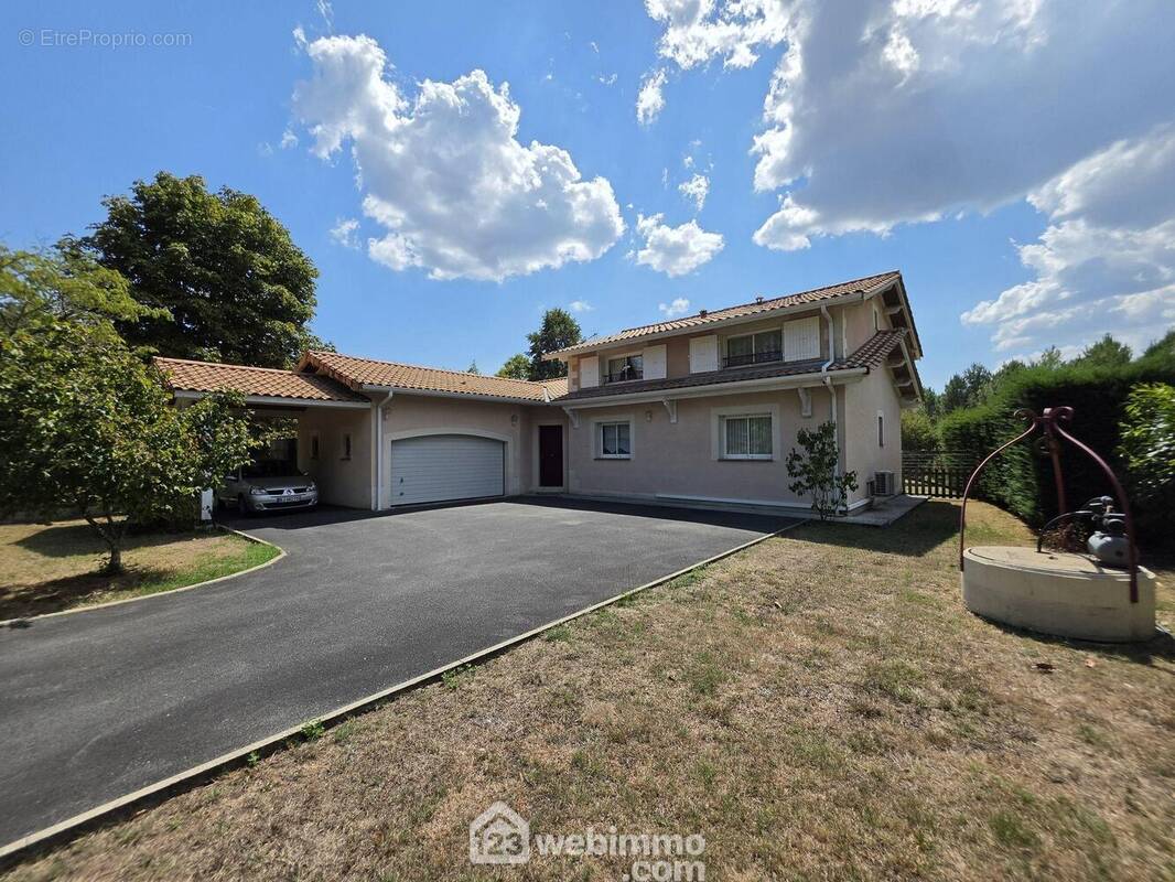 Belle maison avec garage et abri de voiture