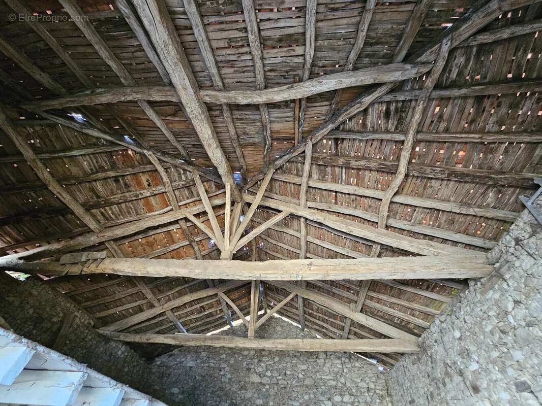 Opportunité de réhabilitation d'une grange : créez la maison de vos rêves ! - photo 5
