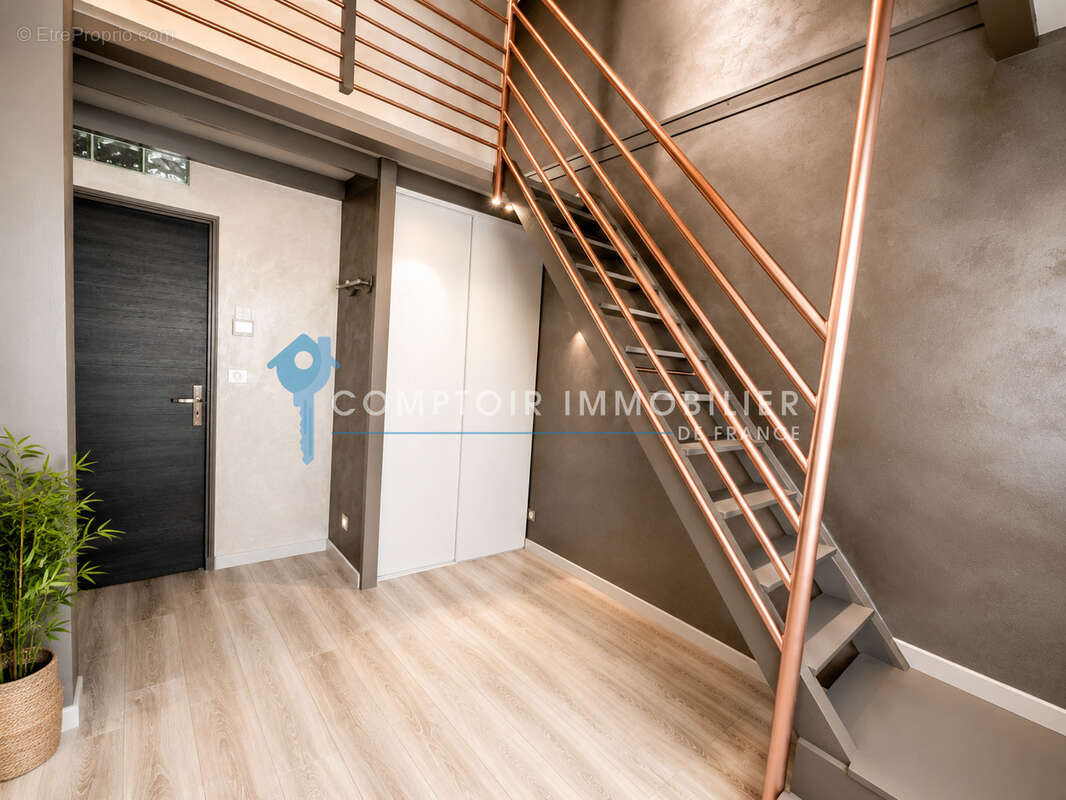 MARIGNANE   Une maison avec beaucoup de potentiel et confort, piscine, T2 indépendant et art de vivre se renco - photo 9