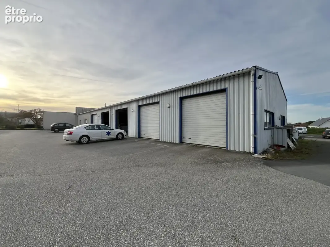 ref 113725 POUR INVESTISSEUR , A SAISIR !! Nord deux sèvres,  ensemble de bâtiments et deux commerces Loué - photo 2