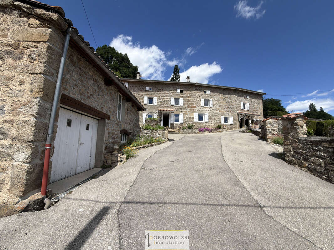 Corps de ferme à vendre, annexes et piscine - photo 4