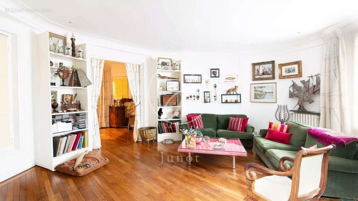 Appartement à PARIS-16E