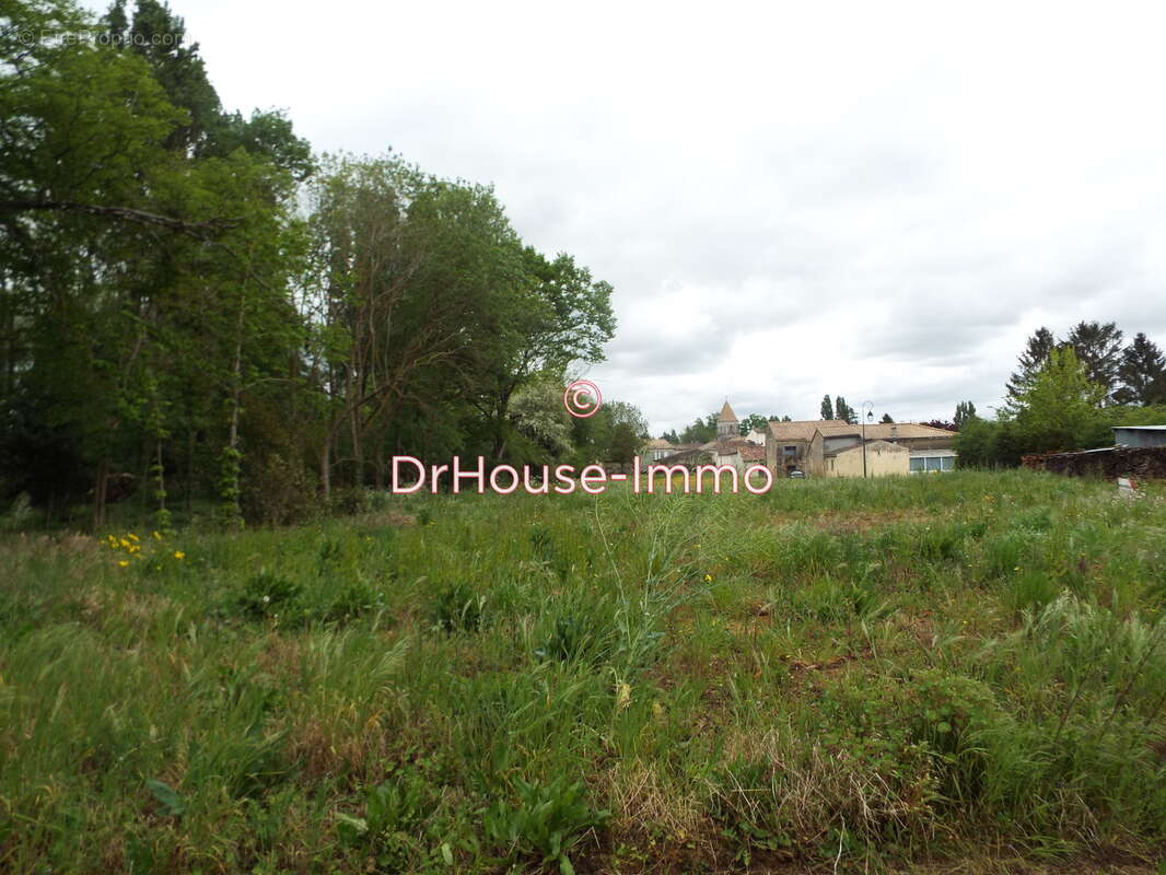 Terrain à SAINT-GENIS-DE-SAINTONGE