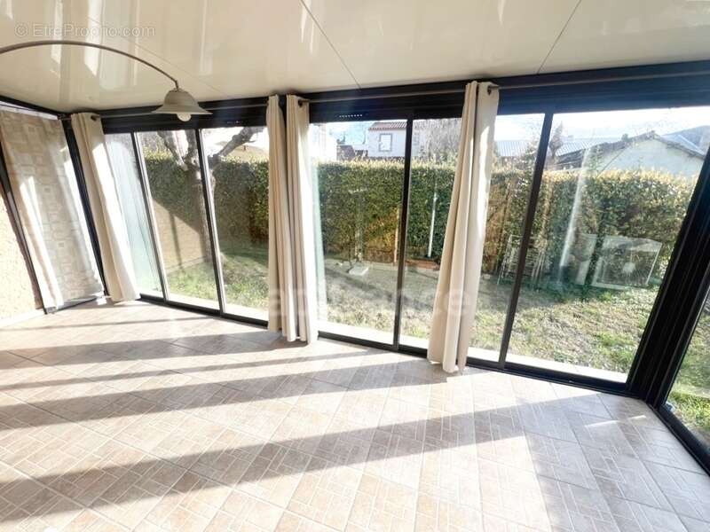 Vente Maison de plain-pied 4 pièces à MANOSQUE (04) - Jardin 740m2, garage, combles aménagés, proche commodités - photo 4