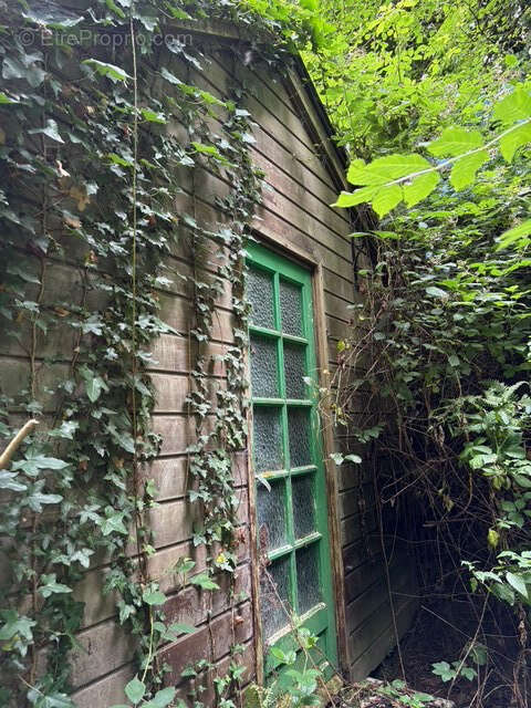 Terrain à AMBRIERES-LES-VALLEES