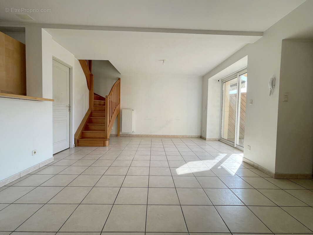 Appartement à LA TOUR-DE-SALVAGNY