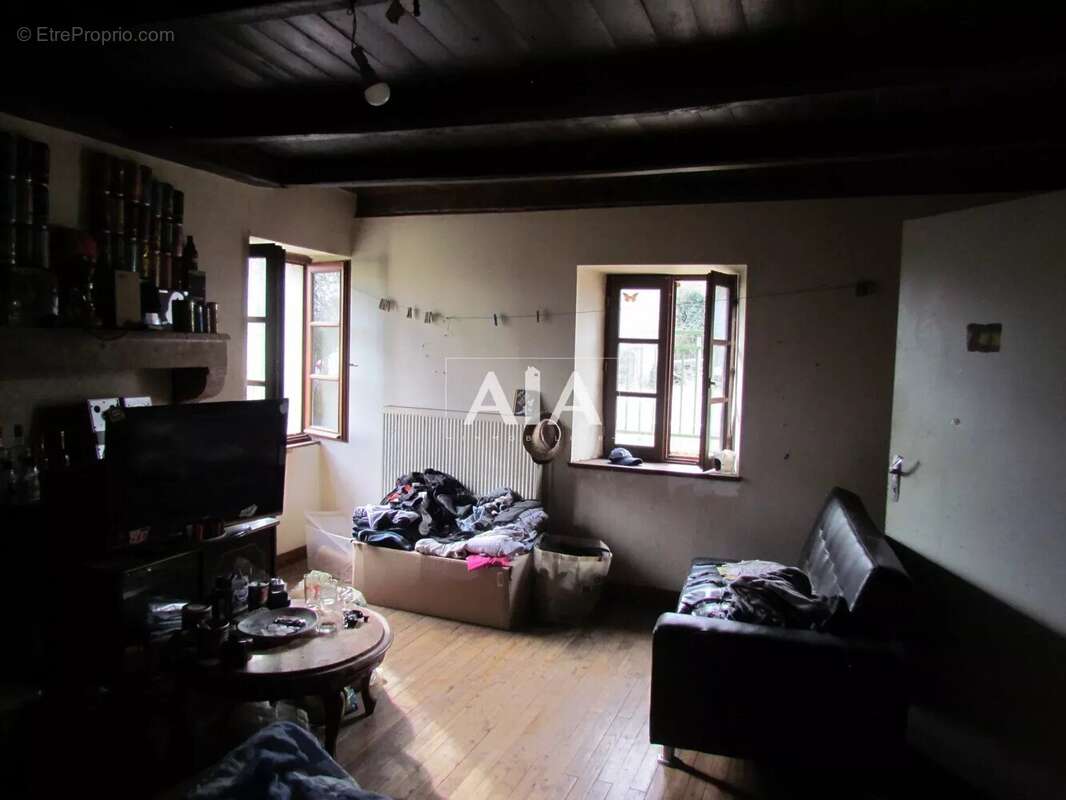 Maison à LES ADJOTS