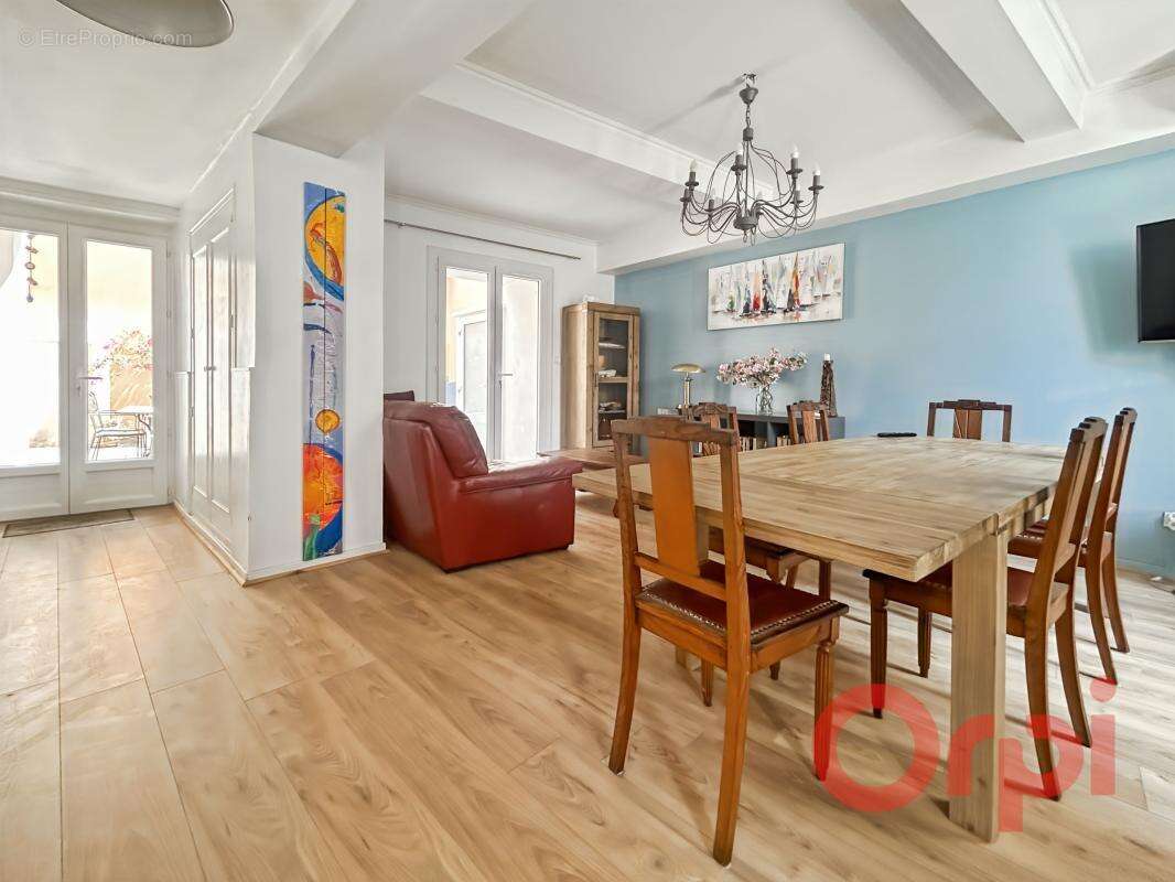 À Vendre : Authentique maison de ville avec patio, cour privative et stationnement - photo 2