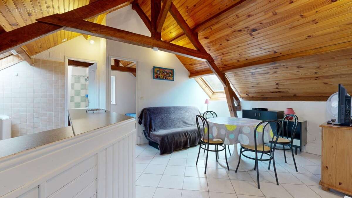 Ensemble-en-pierre-comprenant-5-gites-et-une-maiso - Maison à VEZAC