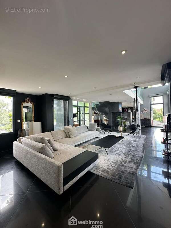 Un salon chaleureux - Maison à CERNY-LES-BUCY