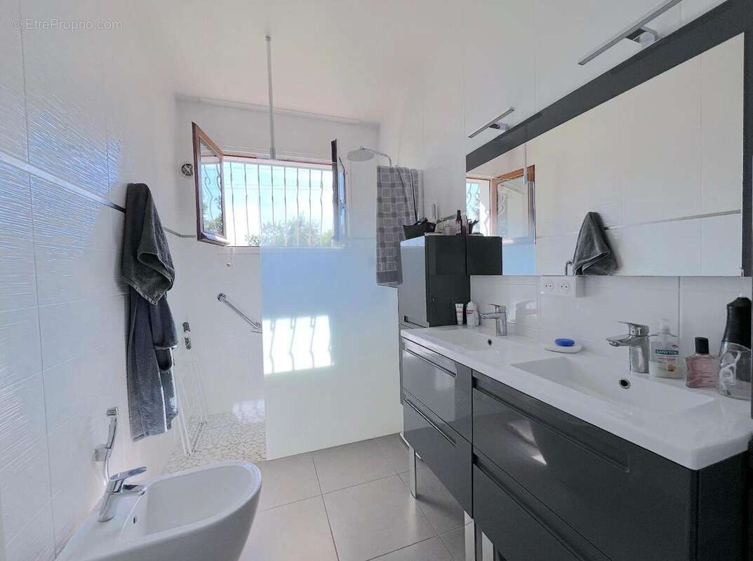   - Maison à VAULX-EN-VELIN