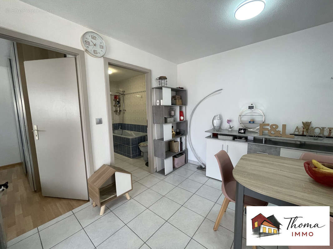 Coin salle à manger et accès chambre et sdb - Appartement à SIERENTZ