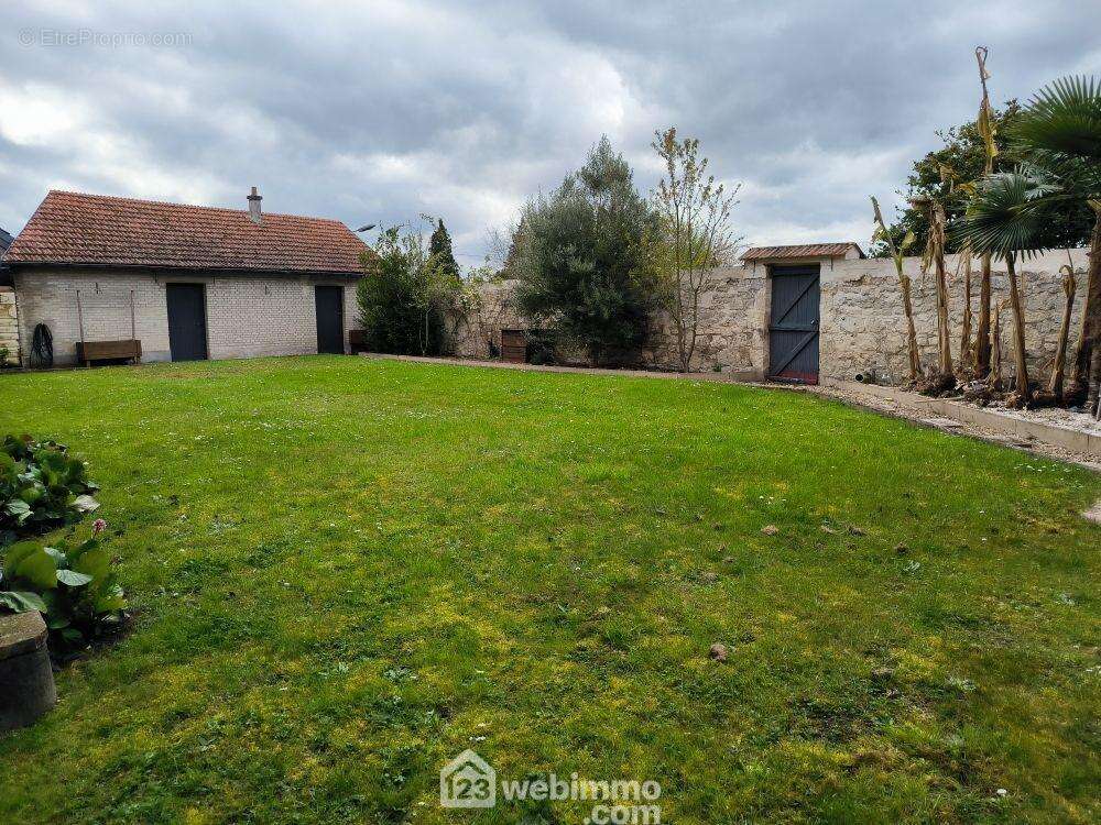 Erigée sur un terrain de 432 m² clos de murs - Maison à VAILLY-SUR-AISNE