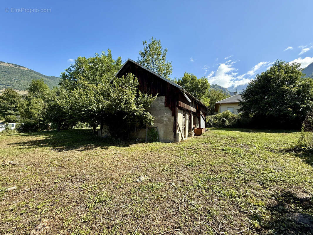 (73) Saint Avre - Terrain constructible et viabilisé - 1147m2 + 408m2 de jardin - photo 6