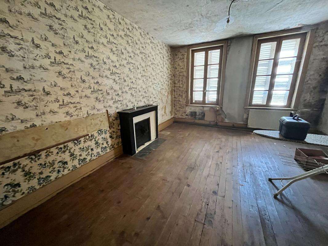 Le Montet Maison + Cour + cave +  Jardin + puits + garage + dépendances - photo 5