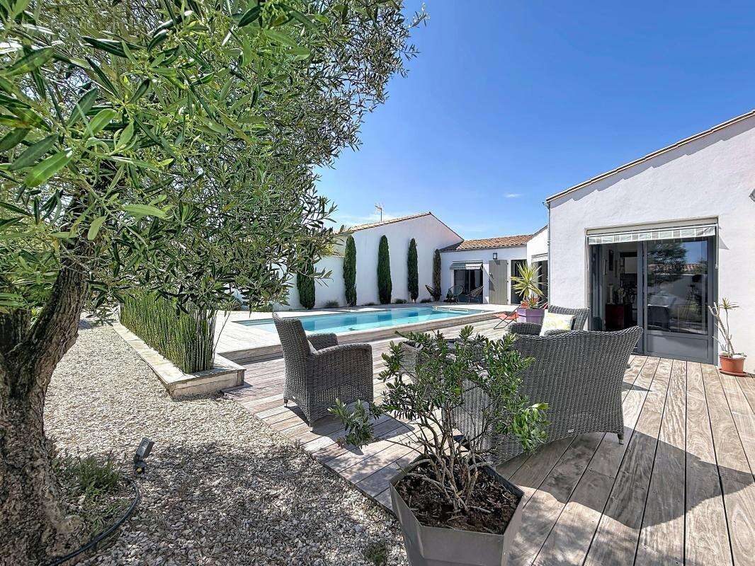 Maison À Vendre : Île de Ré – Villa contemporaine rare avec suites et piscine à La Flotte - photo 2