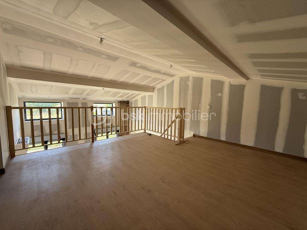 Mondonville, maison T5 d'environ 125m2 sur deux niveau entièrement refaite à neuf mitoyenne par l'arrière - photo 8