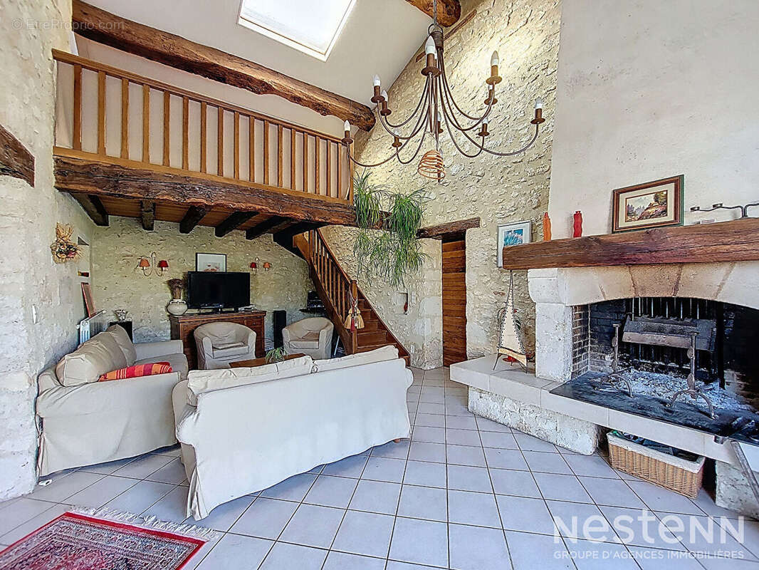A Vendre Maison en pierre rénovée de 175 m² avec jardin et garage dans un hameau de Condom - photo 3