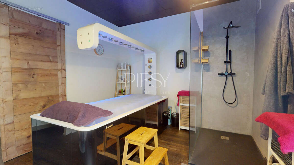 Commerce à ETREMBIERES