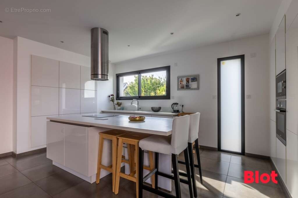 Maison 165 m² à La Meziere  - photo 4
