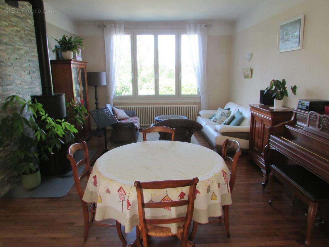 Maison à CHERISY