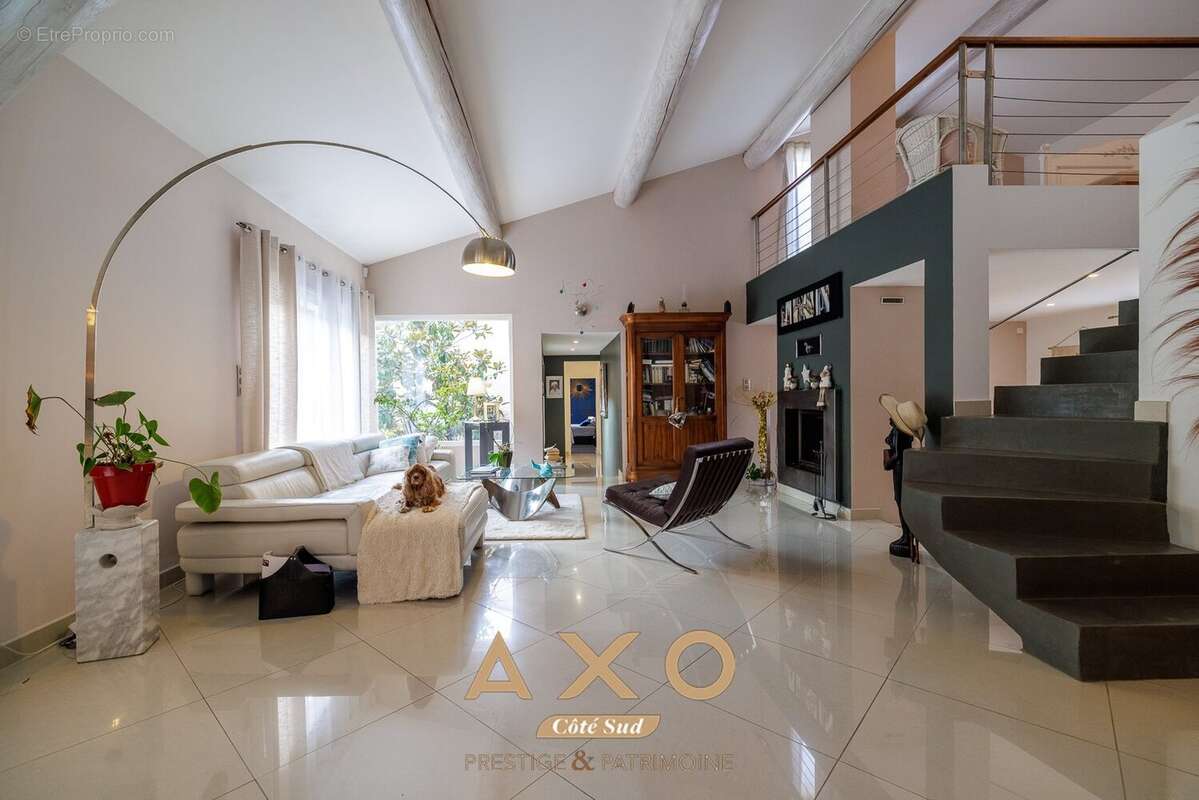 Maison à SIMIANE-COLLONGUE