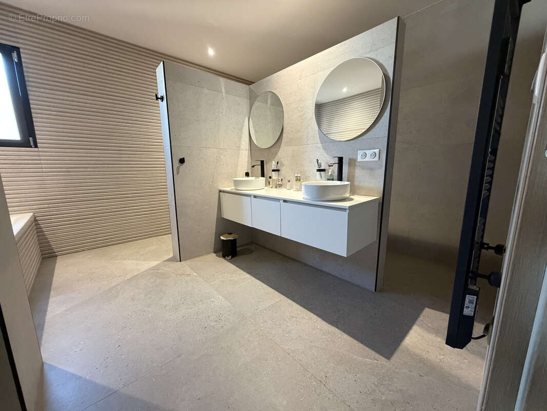 OPOUL-PÉRILLOS   Villa contemporaine 4 faces de 200 m2 avec piscine sur plus de 2 000 m2 de terrain - photo 12